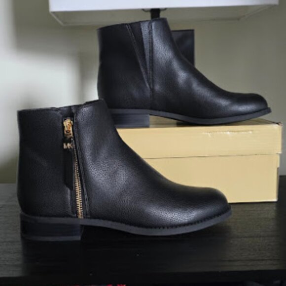 NIB Michael Kors Britt Faux Leather 1" Heel Round Toe Side Zip Ankle Bootie - Picture 4 of 14